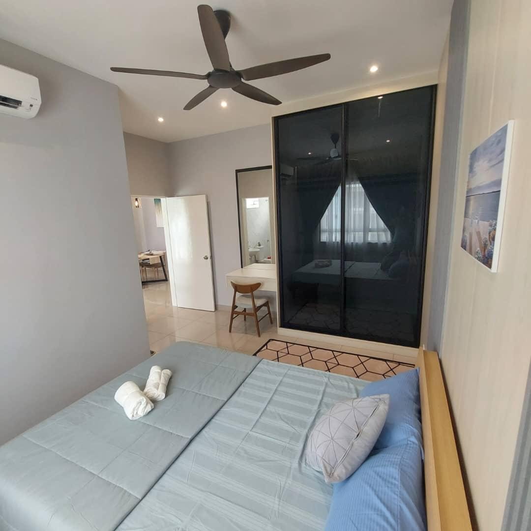 Actual photo — bedroom with mirrored wardrobe